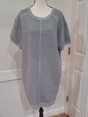 Violet Weekend Textured Short Sleeve Sweatshirt Dress in Light Gray - Size M